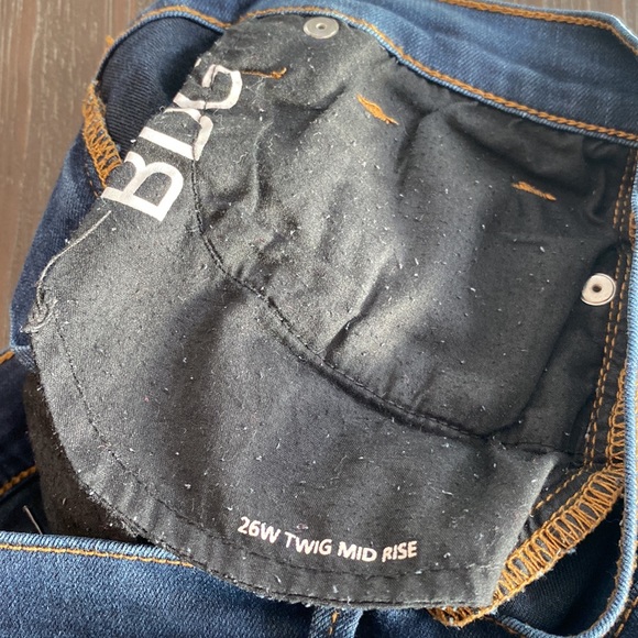 BDG ladies jeans in size 26 with raw edge hem. - Picture 5 of 11